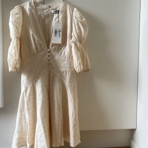 Klänning från adoore - Säljer min adoore klänning i storlek 34, aldrig använd med prislapp kvar.