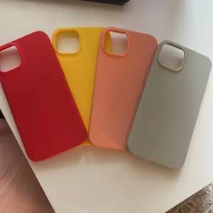Mobilskal  - 4 mobilskal i färgerna röd, gul, peach& grå. Skalen är till iPhone 13. Finns 2 pyttesmå märken på 2 av skalen men de är inget man lägger märke till 