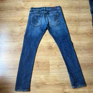 Dondup jeans  - Säljer ett par blå skinny fit jeans från Dondup, modell George storlek 29. Väldigt bra skick förutom en lagning på insidan av backfickan men det är inget som syns på utsidan. Pris kan diskuteras.