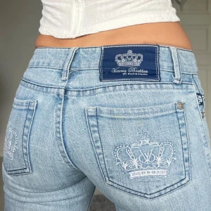 Victoria Beckham jeans - Midjemått: 35cm rakt över, innerbenslängd: 83cm 💕 säljer då dom va för små för mig. 