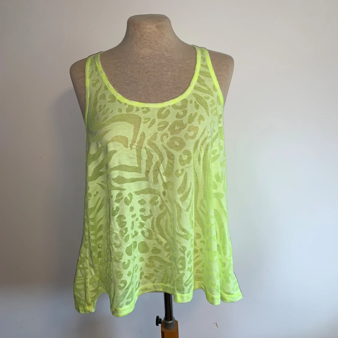 Neonlinnen med djurmönster - 1