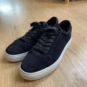 Vagabond skor i mocka - Stilrena svarta sneakers med tjock vit platt sula och snörning. Ovandelen är i mocka för en soft känsla och klassisk look. Perfekta till jeans eller kjol för en avslappnad vibe. De är vagabond skor som är använda 4-5 gånger bara, mycket bra skick på dom