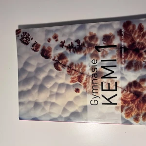 Gymnasie Kemi 1 - Gymnasie Kemi 1 är en modern och pedagogisk kursbok för gymnasiet, perfekt för dig som vill förstå grunderna i kemi. Boken är anpassad till aktuella läroplaner och innehåller tydliga förklaringar, övningar och tabeller som gör kemin både rolig och lättillgänglig.