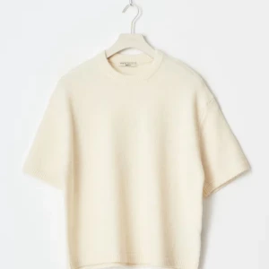 Vit stickad kortärmad tröja Gina trixig - Superfin vit stickad tröja från Gina tricot med korta ärmar och rund hals. Tröjan har en avslappnad passform och är gjord i mjukt material som känns lyxigt. Perfekt att styla med jeans eller kjol för en clean look.