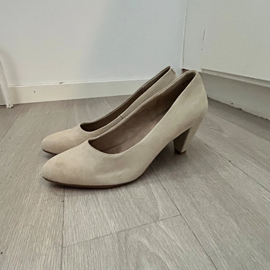 Beige mockapumps med klack