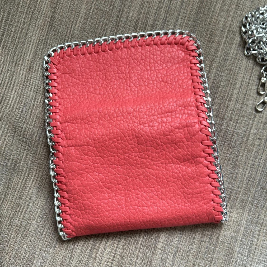 Rosa kuvertväska med kedjedetaljer från Tiamo - 3