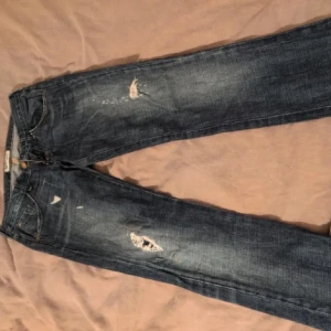 G-Star jeans W25 L31 - Säljer ett par G-Star jeans i blå tvätt med slitningar och hål❣️Modellen har klassiska fem fickor med snygg design❣️
