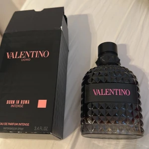 Valentino Uomo Born In Roma Intense - Exklusiv herrparfym från Valentino, Born In Roma Intense. Kommer i en snygg svart kartong med rosa detaljer och rymmer 100 ml Eau de Parfum Intense. Perfekt för dig som gillar lyxiga och djupa dofter med modern känsla.