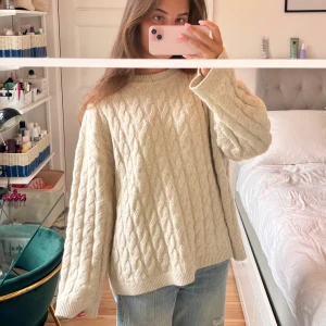 Kabelstickad tröja!  - Så fin perfekt till hösten! Sitter jättesnyggt overzised på mig som brukar bära M