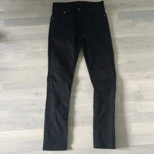 Svarta nudie jeans slim fit - Säljer gamla nudie jeans för dem är för små nu. Skick 10/10 inga defekter. Dem sitter slim. Pris kan diskuteras vid snabb affär. Skriv om ni har frågor🤙🏻