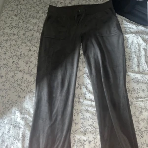 Gråa mjukisbyxor från Juicy Couture - Mysiga gråa mjukisbyxor från Juicy Couture med broderad JC-logga framtill och fickor med knappar bak. Pris kan diskuteras 🫶🏻