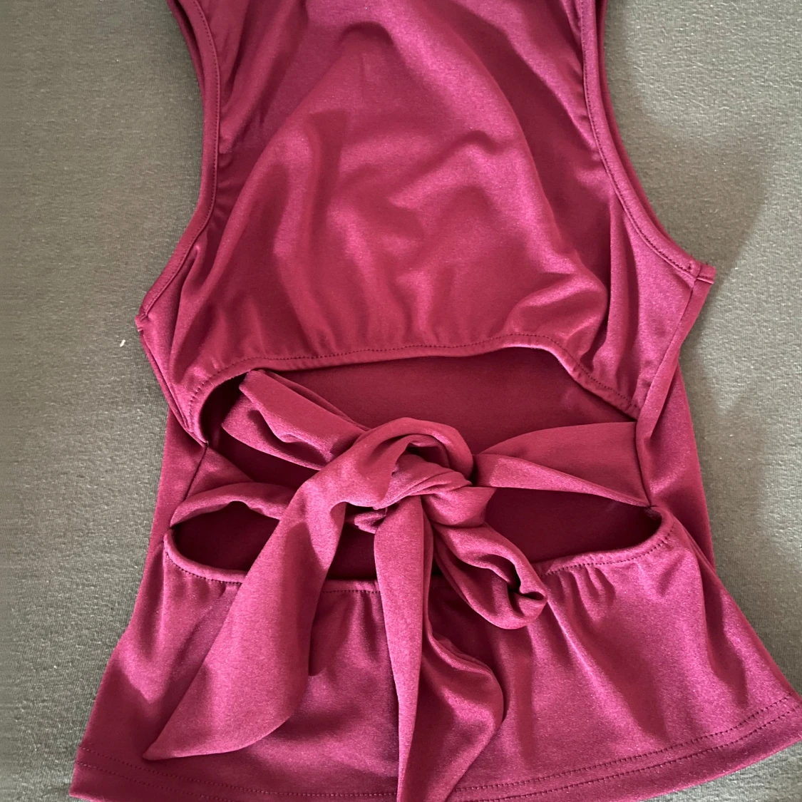 Vinröd omlottopp med knytband - 2