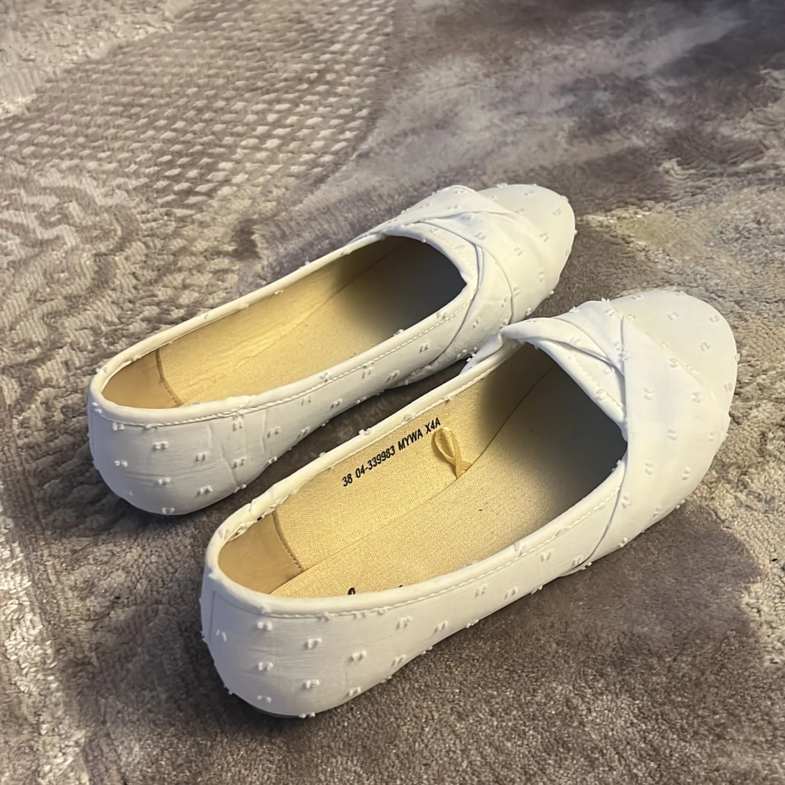 Vita ballerinaskor från Clou, strl 38