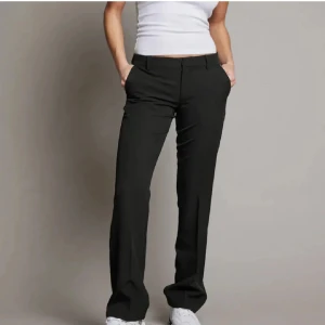 Svarta kostymbyxor bikbok  - Helt nya kostymbyxor från bikbok utanprislap i st 36. Det är den gamla modellen och den säljs inte mer, den gamla är mer low waist 