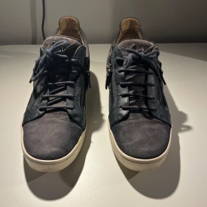 Svarta sneakers från Giuseppe Zanotti - Säljer dessa asfeta mörkblåa Giuseppe Zanottis | Storlek 46 men passar 45 asbra också | Skick 6-7/10 | Nypris runt 7000 | Ingen box medföljd då jag köpte dem secondhand | Är du intresserad tveka inte på att höra av dig | Pris kan diskuteras vid snabb affär.