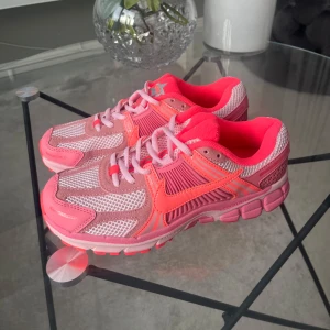 Nike sneakers i rosa - Säljer ett par Nike sneakers i rosa. Helt nya oanvända med box. Storlek 38