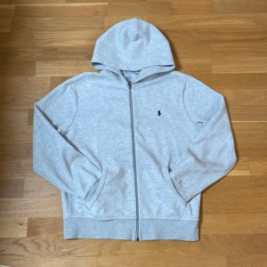 Grå hoodie från Polo Ralph Lauren - Säljer en sjukt snygg Ralph Lauren hoodie med dragkedja. Storlek: M, den är bra i storleken och passar dig som är runt 175–190 | Skick: 8/10, inga defekter utan snörerna som saknas, en fräsch hoodie så att säga! | Nypris: 2300 kr, vårat är 749 | Bara att skriva vid någon fundering 💭