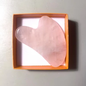 Rosa gua sha-sten. - Gus-shan och har inga defekter, skriv Järna vid frågor! 