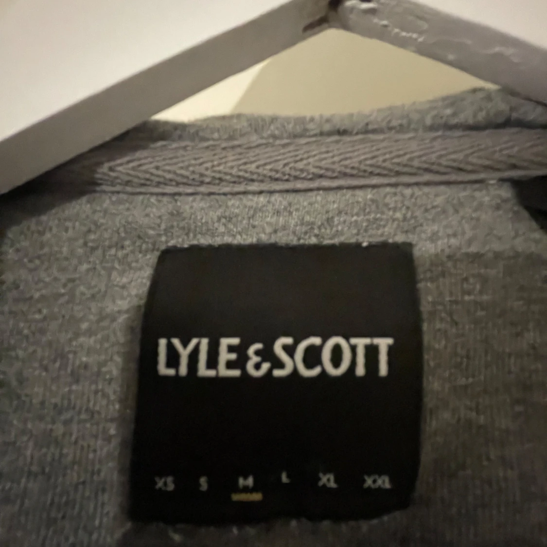 Grå hoodie från Lyle & Scott - 2
