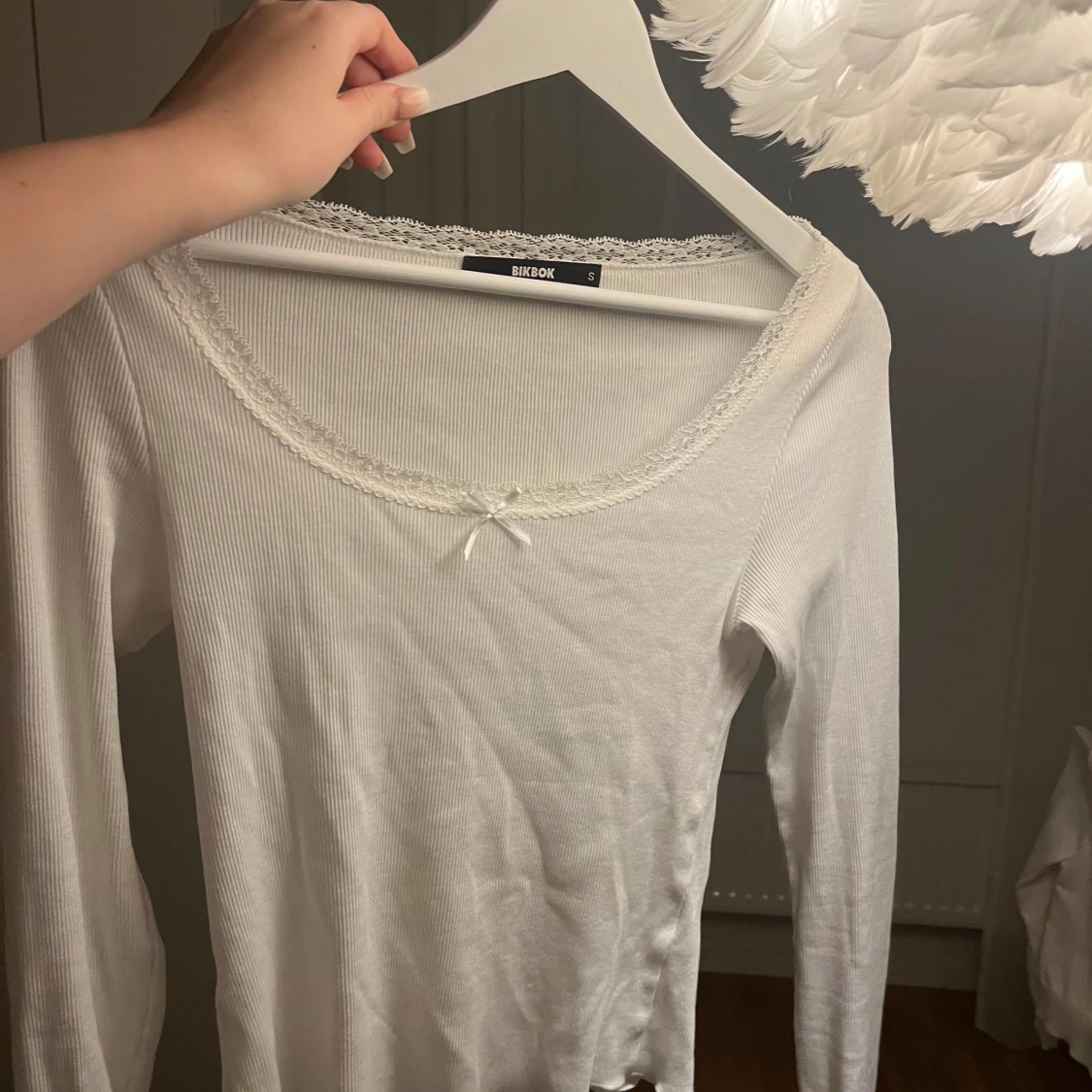 Vit ribbad topp med spets från Bikbok