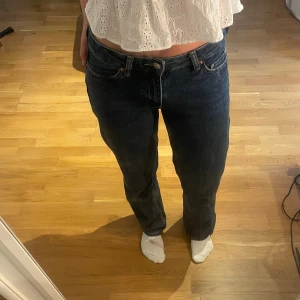   jeans straight fit - Raka jeans i mörkblå tvätt med normal hög midja. Jeansen har fem fickor, knappgylf och är tillverkade i robust denim. Perfekta för dig som gillar en tidlös och avslappnad look.