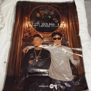 Nya skolans ledare affisch - Adaam och Greekazo affisch från Sthlm. Den är lite skrynklig men inga skador förutom det🫶🏼