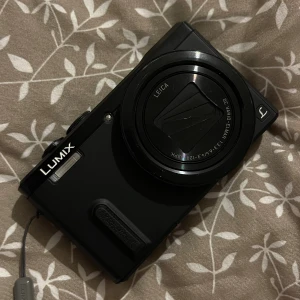 Panasonic DMC-TZ60 - Med kamera medföljer tre batterier och en laddare. 