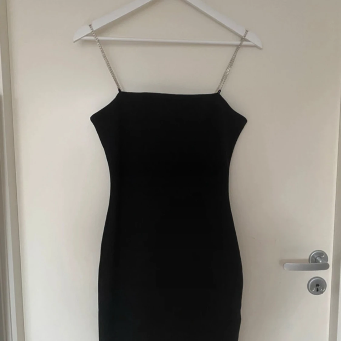 Svart kort klänning med kedjeband H&M - 1