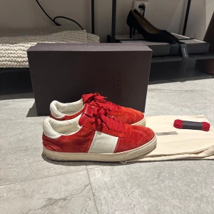 Valentino flycrew  - |Säljer nu dessa valentino flycrew i storlek 41.5 som passar 42.5|De är i väldigt fint skick|Det ingår box, dustbag, extra snöre|Vid eventuella frågor är du välkommen att kontakta oss| 