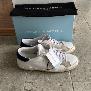 Philippe Model skor  - Philippe Model skor i mycket bra skick (9/10) | Jag vill gärna byta dom mot ett par andra skor eller klädesplagg |  man får med: box, tags, dustbag och kvitto | dom är köpta från miinto för 3000kr | Pris kan diskuteras!