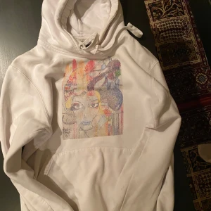 Vit hoodie the cool elephant - Välanvänd hoodie från the cool elephant 