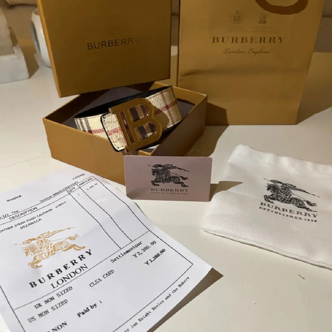 Burberry bälte med guldspänne - 1