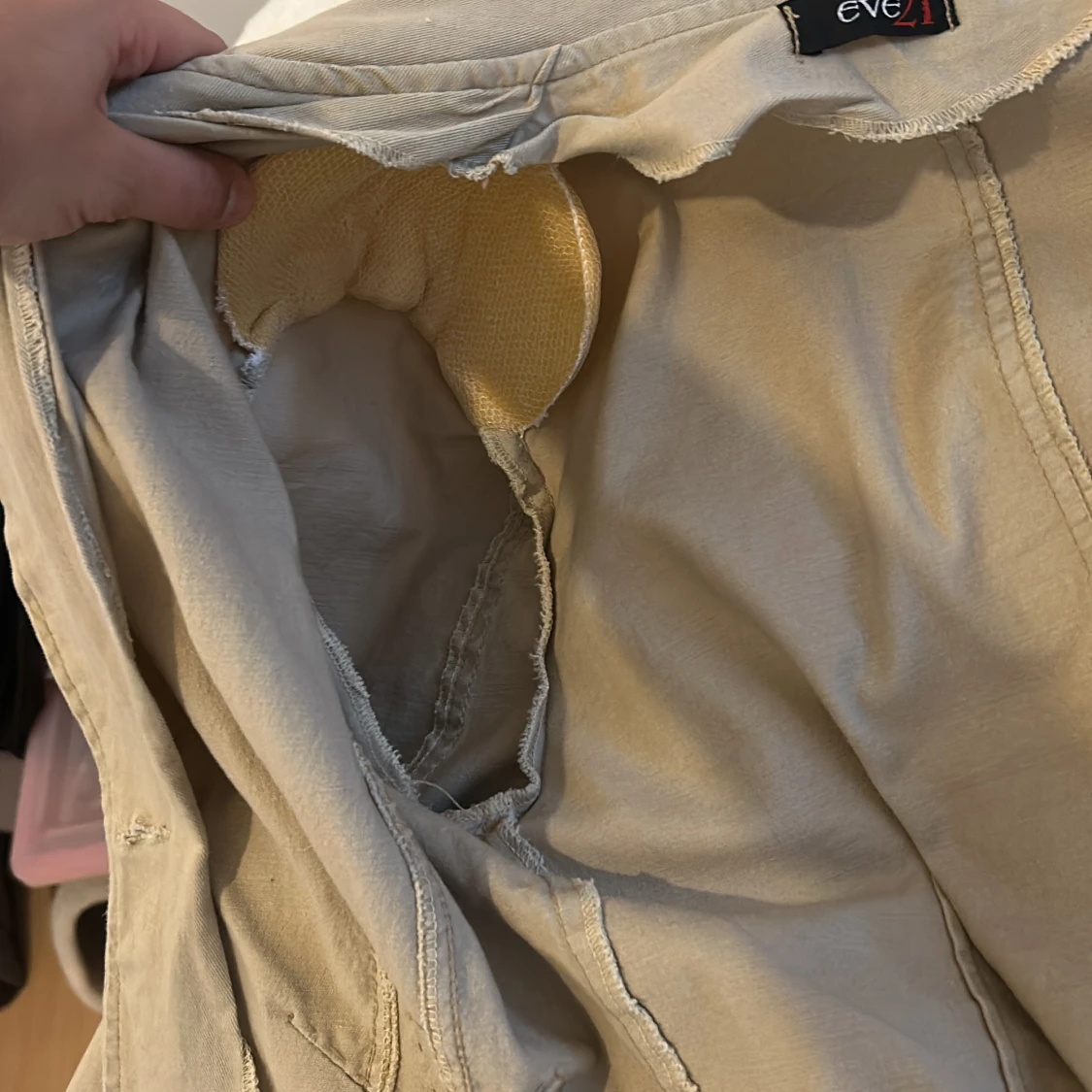 Beige kavajjacka med paljettdetaljer - 2