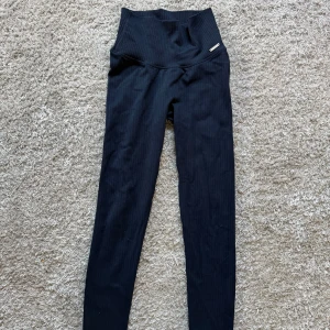 Mörkblå ribbade leggings Aim'n - Snygga mörkblåa leggings från Aim'n och är ribbad. De är tighta och stretchiga.