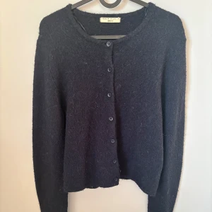 Mörkblå kofta från Gina Tricot - Mysig Mörkblå kofta från Gina Tricot i storlek M. Koftan är stickad med rund halsringning och knäppning framtill med mörkblåa knappar. Den är använd rätt så mycket och är lite nopprig. Den är köpt på ginas hemsida för 399kr.💓