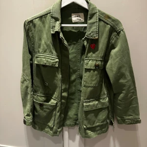 Snygg jacka från Zara med badges  - Jättecool jacka med badges som jag satt dit själv från Zadig&voltaire. Jackan är i använt skick, finns två fläckar som man ser tydligt på sista bilden
