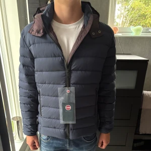 Mörkblå colmar jacka - Mörkblå colmar jacka | Skick 10/10 (helt ny) | Storlek 50(M) | Nypris ca 5000 | Hör av er vid minsta fråga eller fundering ✅🙌