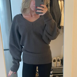 Stickad ulltröja Tiger of Sweden - Mysig stickad tröja i 100% ull från Tiger of Sweden med v-ringad hals. Storlek S och är true to size. I bra skick! 