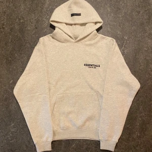 Essentials Fear of God hoodie (Light oatmeal size S)  - Essentials Fear of God hoodie, light oatmeal size s. Nyköpt - Aldrig använd! Finns att hämta i Hässelby gård. 