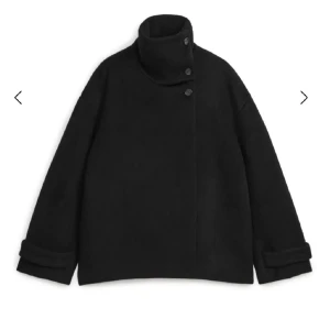 Kappa från Arket - Säljer min svarta kappa från Arket💋perfekt nu till hösten och vintern🍁priset går att diskutera vid snabb affär 