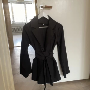 Blazer med bälte i midjan - Superfin blazer med bälte i midjan, aldrig använd  Passar XS - S 🩷
