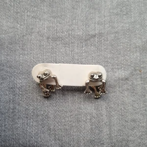 Söta grodörhängen i silverfärg - Perfekta för dig som vill ha ett annorlunda smycke. Använts en gång.