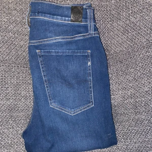 Replay Jeans - Snygga blå jeans från Replay i modellen skinny fit. Klassisk femficksdesign med normalhög midja och tydliga kontrastsömmar. Jeansen är tillverkade i stretchigt denim för en bekväm passform och har Replay-logga på bakfickan.