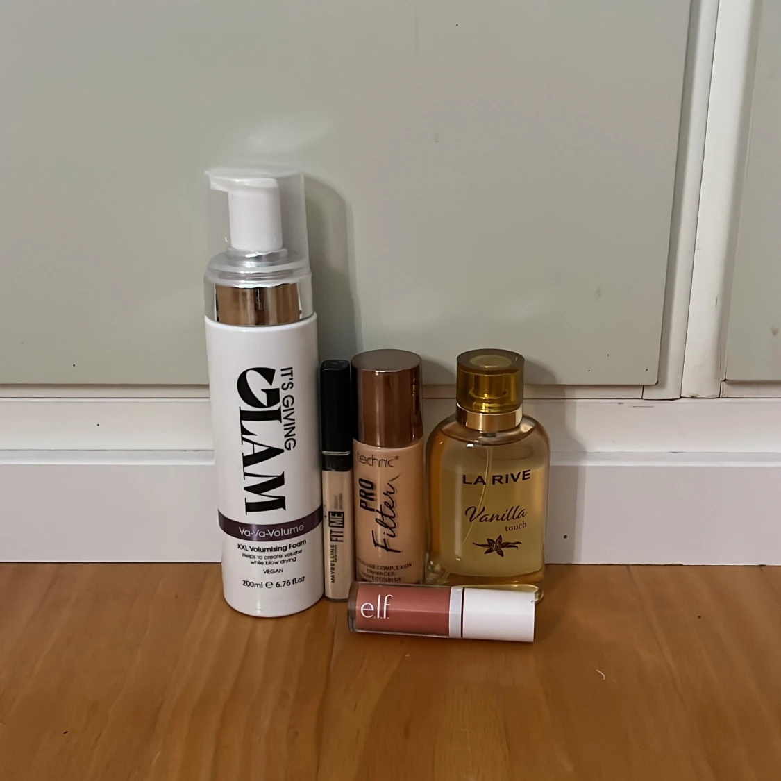 Sminkkit med foundation, concealer & läppglans