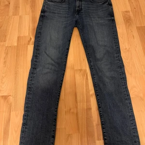 Mörkblå slim fit jeans 30/32 - Mörkblå jeans i slim fit-modell. Klassisk femficksdesign och stretchigt jeanstyg för extra komfort. Super sköna jeans vid hög kvalitet!