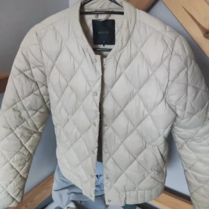 Beige quiltad jacka från Minto - Säljer denna snygga jacka som tyvärr inte passade mig 