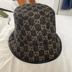 Gucci bucket hay - Hej säljer min super fräscha Gucci fiskehatt då jag inte använder den. Den är använd ett fåtal gånger men är som ny, den är köpt på gucci officiella hemsida för 4500kr mitt pris är 2300kr.  Hatten är i Size L vilket motsvarar 59cm och kommer med tags
