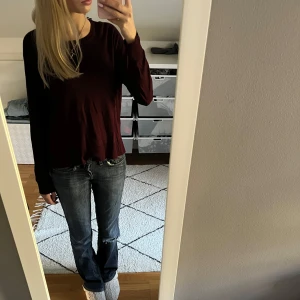 Vinröd tröja från Zara - Säljer en vinröd stickad tröja från Zara i storlek S. Bra skick