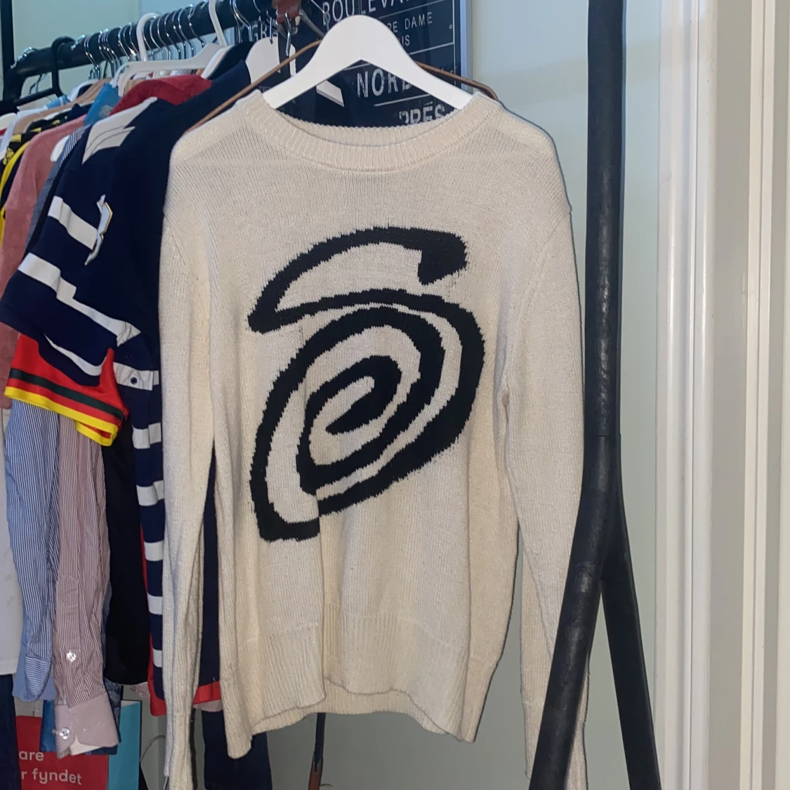 Beige stickad tröja med svart swirl - 2