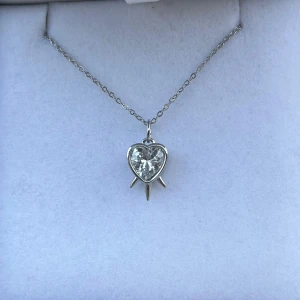 Maria Nilsdotter ”Three Of Swords” inspirerat halsband - Aldrig använd, silverpläterad och tillverkad av rostfritt stål. Kedjans längd 40+5 cm och nickelfri. Om du har fler frågor, tveka inte att höra av dig 🤗